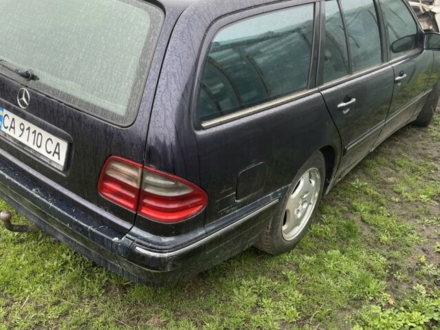 Синій Мерседес Е-Клас, об'ємом двигуна 2.1 л та пробігом 400 тис. км за 1396 $, фото 2 на Automoto.ua