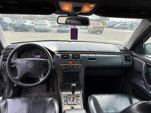 Синий Мерседес Е-Класс, объемом двигателя 2.4 л и пробегом 600 тыс. км за 2800 $, фото 6 на Automoto.ua