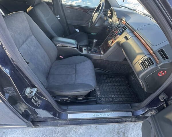 Синий Мерседес Е-Класс, объемом двигателя 2.69 л и пробегом 430 тыс. км за 2850 $, фото 8 на Automoto.ua