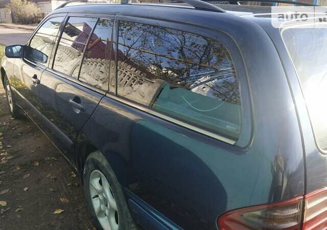 Синий Мерседес Е-Класс, объемом двигателя 2.2 л и пробегом 560 тыс. км за 4500 $, фото 4 на Automoto.ua