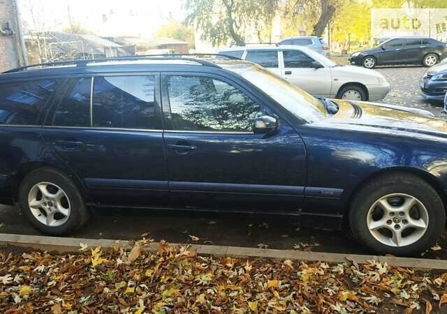 Синий Мерседес Е-Класс, объемом двигателя 2.2 л и пробегом 560 тыс. км за 4500 $, фото 2 на Automoto.ua