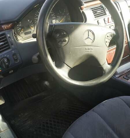 Синий Мерседес Е-Класс, объемом двигателя 2.2 л и пробегом 560 тыс. км за 4500 $, фото 15 на Automoto.ua