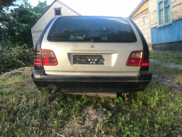 Синій Мерседес Е-Клас, об'ємом двигуна 3.2 л та пробігом 111 тис. км за 1100 $, фото 5 на Automoto.ua