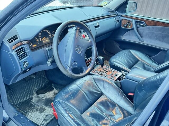 Синій Мерседес Е-Клас, об'ємом двигуна 3.2 л та пробігом 400 тис. км за 5700 $, фото 4 на Automoto.ua