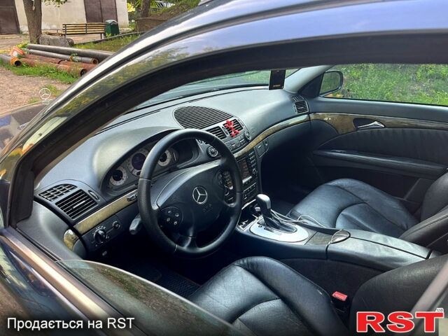 Синий Мерседес Е-Класс, объемом двигателя 3.2 л и пробегом 526 тыс. км за 6100 $, фото 4 на Automoto.ua