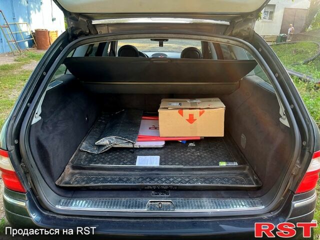 Синий Мерседес Е-Класс, объемом двигателя 3.2 л и пробегом 526 тыс. км за 6100 $, фото 5 на Automoto.ua