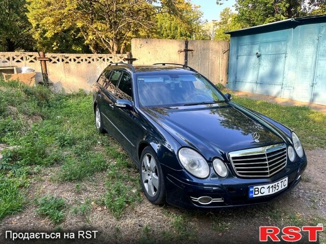 Синий Мерседес Е-Класс, объемом двигателя 3.2 л и пробегом 526 тыс. км за 6100 $, фото 1 на Automoto.ua