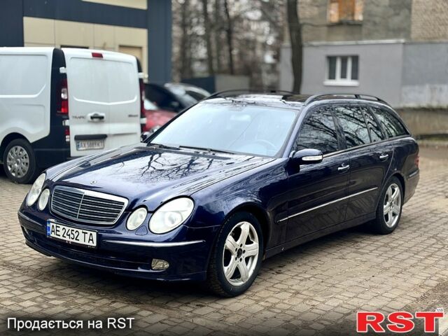 Синий Мерседес Е-Класс, объемом двигателя 5 л и пробегом 300 тыс. км за 4500 $, фото 1 на Automoto.ua
