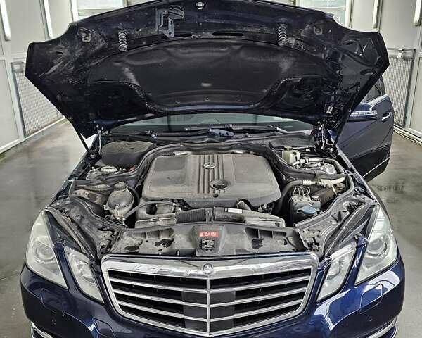 Синий Мерседес Е-Класс, объемом двигателя 2.14 л и пробегом 350 тыс. км за 12999 $, фото 1 на Automoto.ua