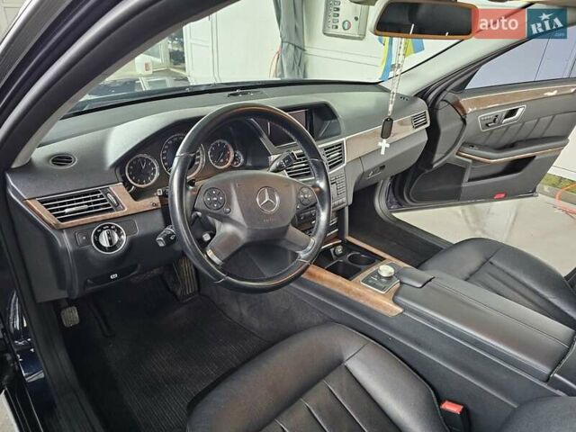 Синий Мерседес Е-Класс, объемом двигателя 2.14 л и пробегом 350 тыс. км за 12999 $, фото 2 на Automoto.ua