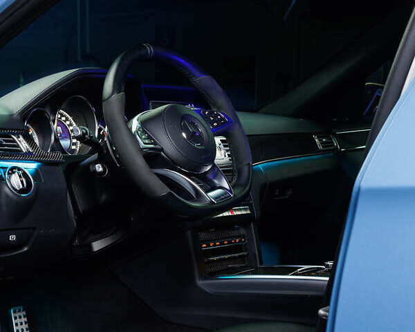 Синий Мерседес Е-Класс, объемом двигателя 2.2 л и пробегом 260 тыс. км за 27000 $, фото 5 на Automoto.ua