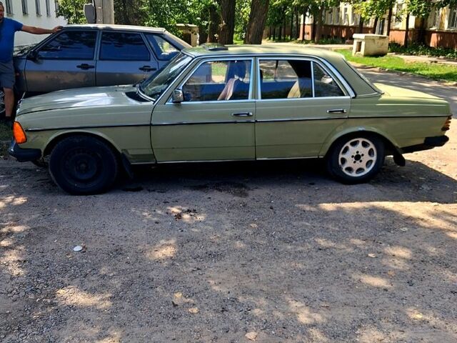 Зеленый Мерседес Е-Класс, объемом двигателя 2 л и пробегом 300 тыс. км за 1500 $, фото 1 на Automoto.ua