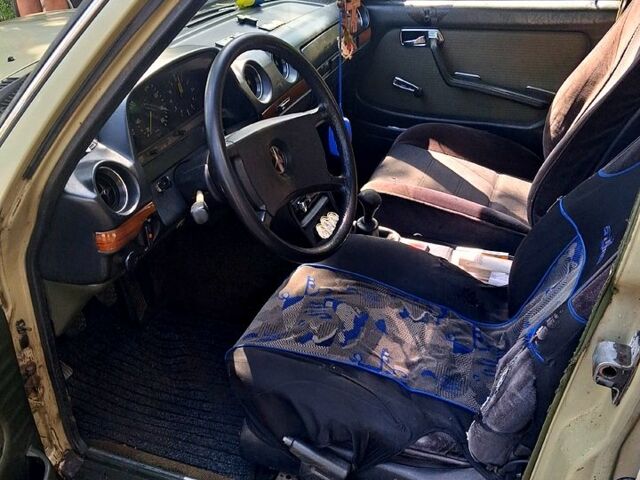 Зеленый Мерседес Е-Класс, объемом двигателя 2 л и пробегом 300 тыс. км за 1500 $, фото 6 на Automoto.ua