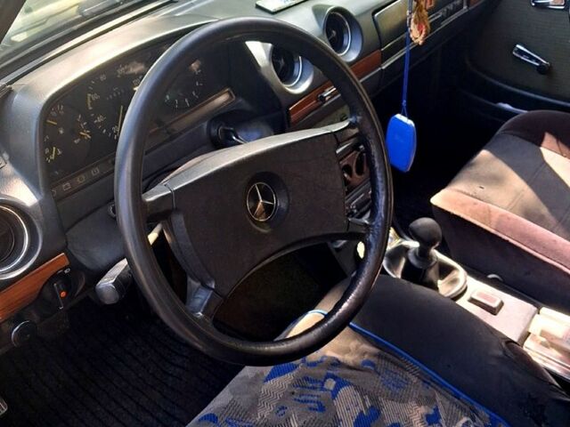 Зеленый Мерседес Е-Класс, объемом двигателя 2 л и пробегом 300 тыс. км за 1500 $, фото 7 на Automoto.ua