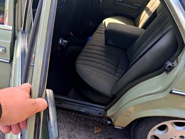 Зеленый Мерседес Е-Класс, объемом двигателя 2 л и пробегом 300 тыс. км за 1500 $, фото 5 на Automoto.ua