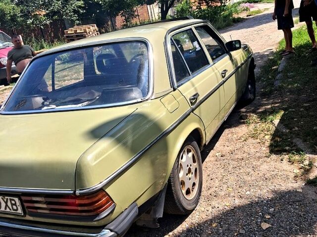 Зеленый Мерседес Е-Класс, объемом двигателя 2 л и пробегом 300 тыс. км за 1500 $, фото 2 на Automoto.ua