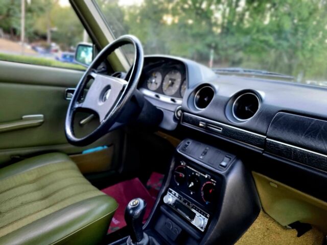 Зеленый Мерседес Е-Класс, объемом двигателя 2.4 л и пробегом 220 тыс. км за 10000 $, фото 16 на Automoto.ua