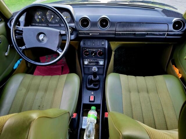 Зеленый Мерседес Е-Класс, объемом двигателя 2.4 л и пробегом 220 тыс. км за 10000 $, фото 12 на Automoto.ua