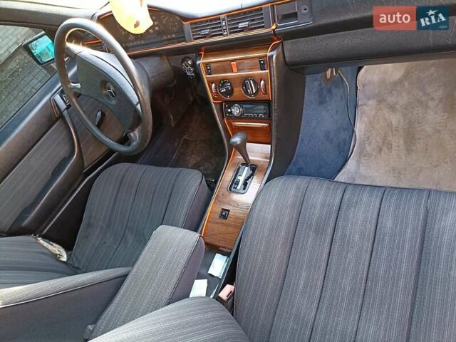 Зеленый Мерседес Е-Класс, объемом двигателя 2.3 л и пробегом 447 тыс. км за 3300 $, фото 6 на Automoto.ua