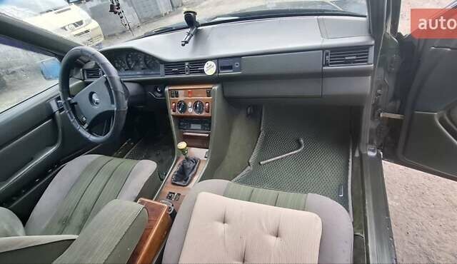 Зеленый Мерседес Е-Класс, объемом двигателя 2 л и пробегом 365 тыс. км за 2500 $, фото 13 на Automoto.ua