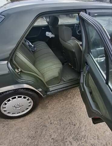 Зеленый Мерседес Е-Класс, объемом двигателя 2 л и пробегом 365 тыс. км за 2500 $, фото 14 на Automoto.ua