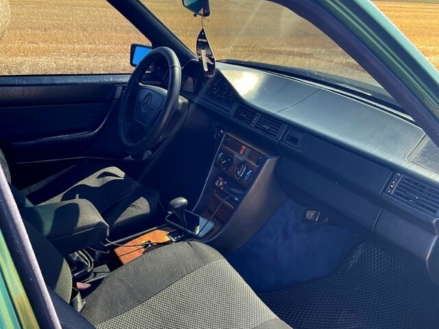 Зеленый Мерседес Е-Класс, объемом двигателя 2.3 л и пробегом 0 тыс. км за 3500 $, фото 5 на Automoto.ua