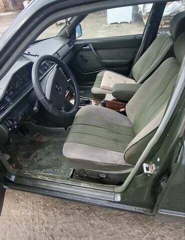 Зеленый Мерседес Е-Класс, объемом двигателя 2 л и пробегом 365 тыс. км за 2500 $, фото 7 на Automoto.ua