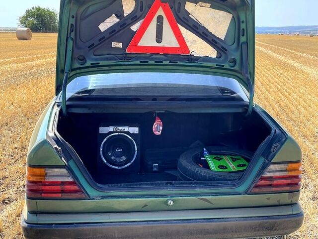 Зеленый Мерседес Е-Класс, объемом двигателя 2.3 л и пробегом 0 тыс. км за 3500 $, фото 3 на Automoto.ua