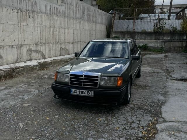 Мерседес Е-Класс 1986 в Каменце-Подольском на Automoto.ua Зеленый Мерседес Е-Класс, объемом двигателя 2.5 л и пробегом 378 тыс. км за 1800 $, фото 3 на Automoto.ua