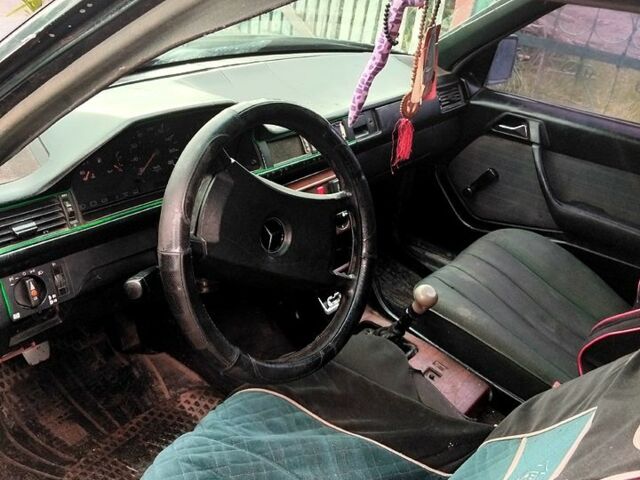 Зеленый Мерседес Е-Класс, объемом двигателя 2 л и пробегом 500 тыс. км за 1250 $, фото 2 на Automoto.ua