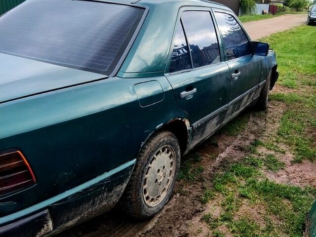 Зеленый Мерседес Е-Класс, объемом двигателя 2 л и пробегом 500 тыс. км за 1250 $, фото 1 на Automoto.ua