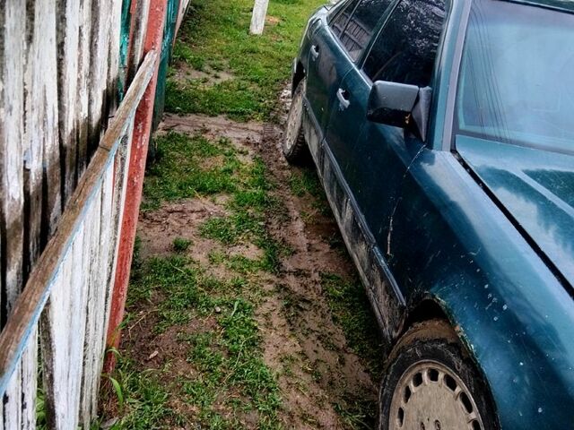 Зеленый Мерседес Е-Класс, объемом двигателя 2 л и пробегом 500 тыс. км за 1250 $, фото 4 на Automoto.ua