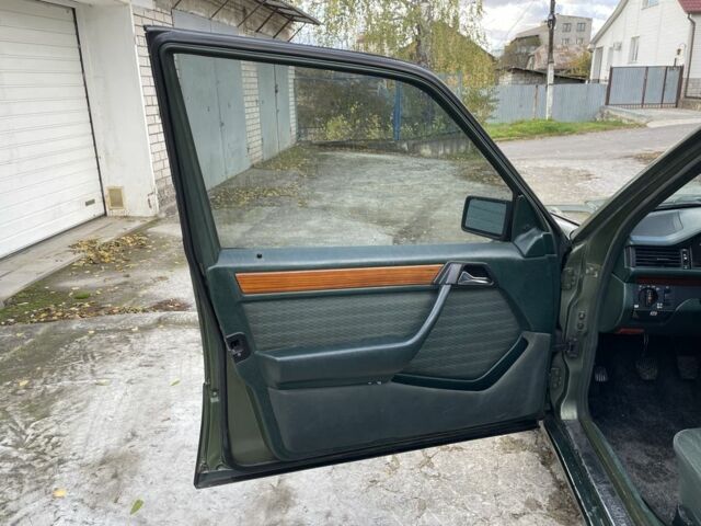 Мерседес Е-Класс 1986 в Каменце-Подольском на Automoto.ua Зеленый Мерседес Е-Класс, объемом двигателя 2.5 л и пробегом 378 тыс. км за 1800 $, фото 5 на Automoto.ua