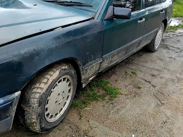 Зеленый Мерседес Е-Класс, объемом двигателя 2 л и пробегом 500 тыс. км за 1250 $, фото 3 на Automoto.ua