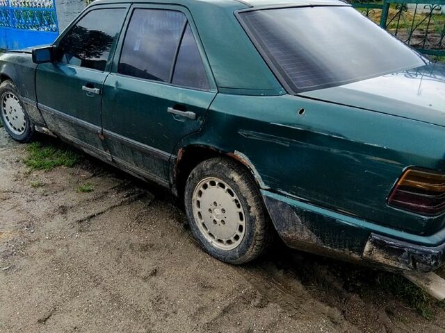 Зеленый Мерседес Е-Класс, объемом двигателя 2 л и пробегом 500 тыс. км за 1250 $, фото 6 на Automoto.ua
