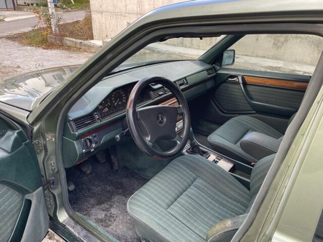 Мерседес Е-Класс 1986 в Каменце-Подольском на Automoto.ua Зеленый Мерседес Е-Класс, объемом двигателя 2.5 л и пробегом 378 тыс. км за 1800 $, фото 4 на Automoto.ua