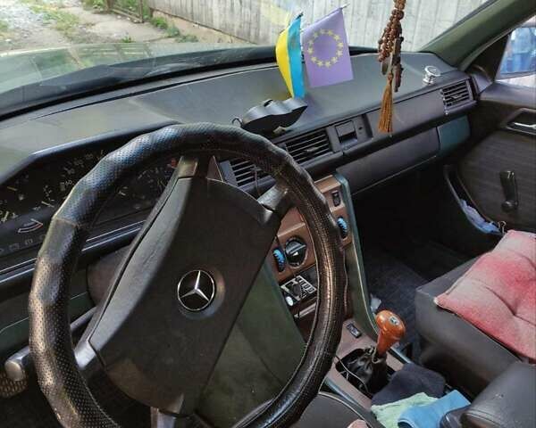 Зеленый Мерседес Е-Класс, объемом двигателя 2.2 л и пробегом 330 тыс. км за 3300 $, фото 7 на Automoto.ua