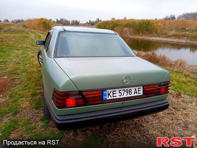 Зеленый Мерседес Е-Класс, объемом двигателя 2.3 л и пробегом 0 тыс. км за 1420 $, фото 2 на Automoto.ua