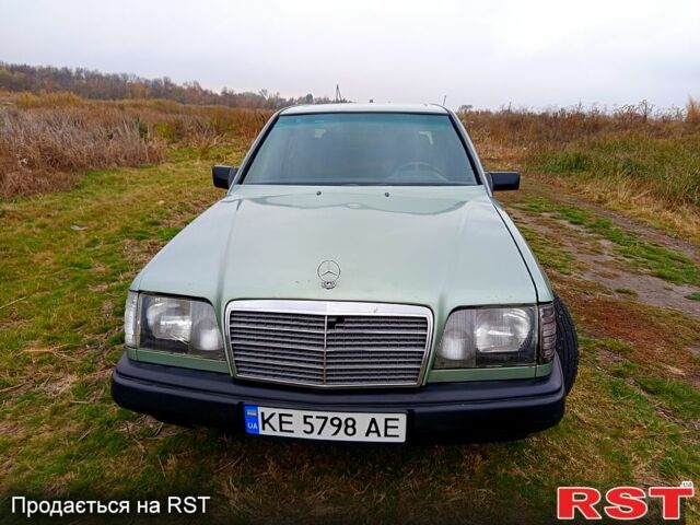 Зеленый Мерседес Е-Класс, объемом двигателя 2.3 л и пробегом 0 тыс. км за 1420 $, фото 1 на Automoto.ua