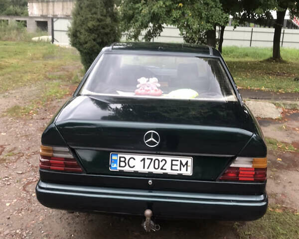 Зелений Мерседес Е-Клас, об'ємом двигуна 2 л та пробігом 368 тис. км за 3950 $, фото 5 на Automoto.ua