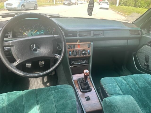 Зелений Мерседес Е-Клас, об'ємом двигуна 3 л та пробігом 244 тис. км за 2500 $, фото 4 на Automoto.ua