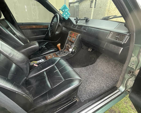 Зеленый Мерседес Е-Класс, объемом двигателя 2.4 л и пробегом 407 тыс. км за 3000 $, фото 13 на Automoto.ua