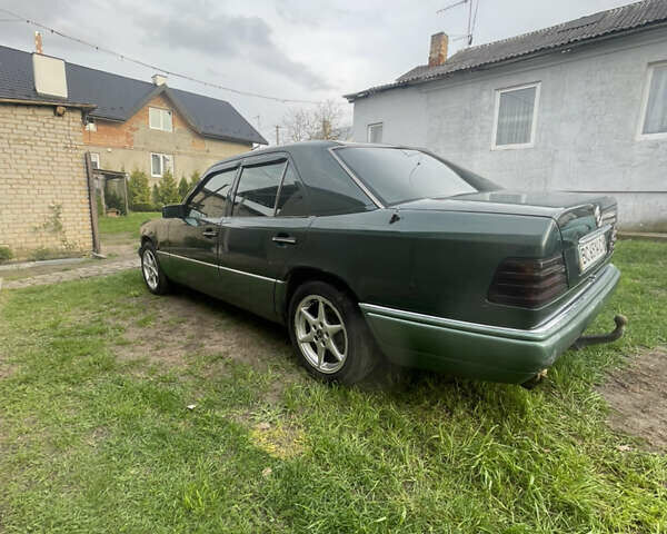 Зеленый Мерседес Е-Класс, объемом двигателя 2.4 л и пробегом 407 тыс. км за 3000 $, фото 3 на Automoto.ua