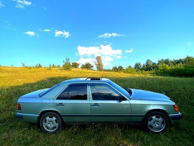 Зеленый Мерседес Е-Класс, объемом двигателя 2 л и пробегом 497 тыс. км за 2300 $, фото 3 на Automoto.ua