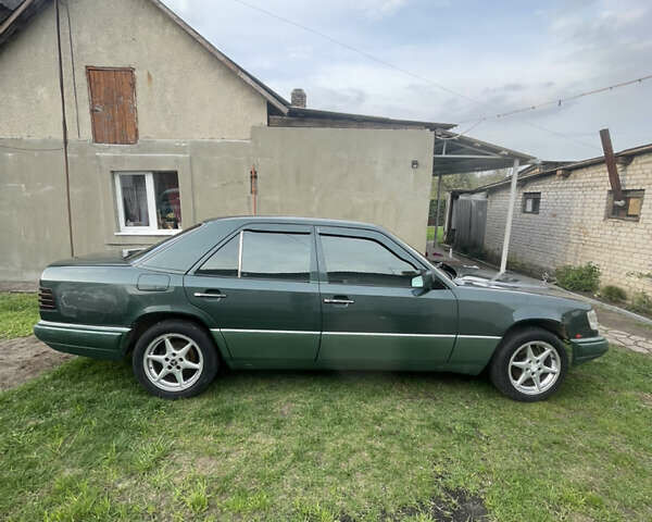 Зеленый Мерседес Е-Класс, объемом двигателя 2.4 л и пробегом 407 тыс. км за 3000 $, фото 5 на Automoto.ua