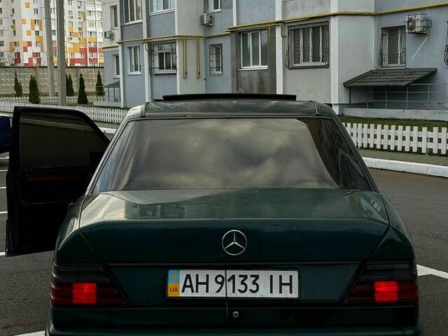 Зеленый Мерседес Е-Класс, объемом двигателя 3 л и пробегом 333 тыс. км за 1250 $, фото 4 на Automoto.ua