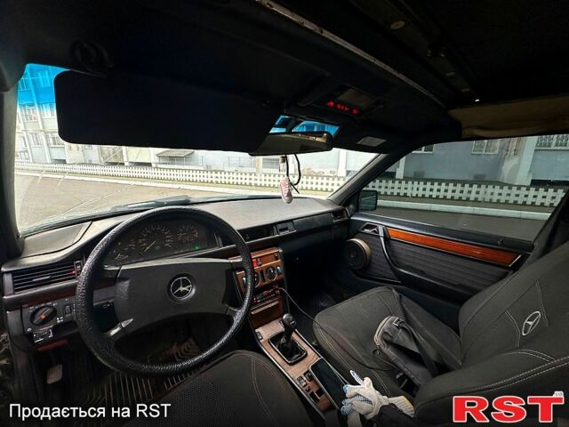 Зеленый Мерседес Е-Класс, объемом двигателя 3 л и пробегом 333 тыс. км за 1250 $, фото 5 на Automoto.ua