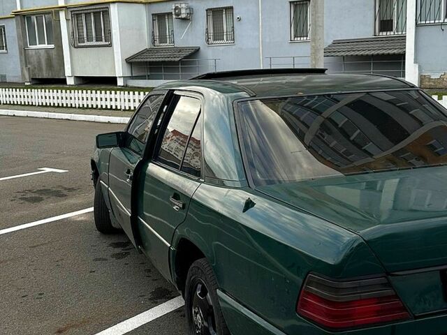 Зеленый Мерседес Е-Класс, объемом двигателя 3 л и пробегом 333 тыс. км за 1250 $, фото 3 на Automoto.ua