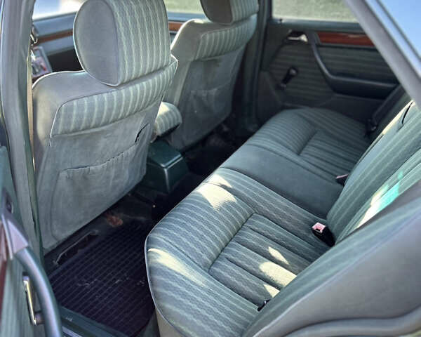 Зеленый Мерседес Е-Класс, объемом двигателя 2.6 л и пробегом 350 тыс. км за 2249 $, фото 7 на Automoto.ua