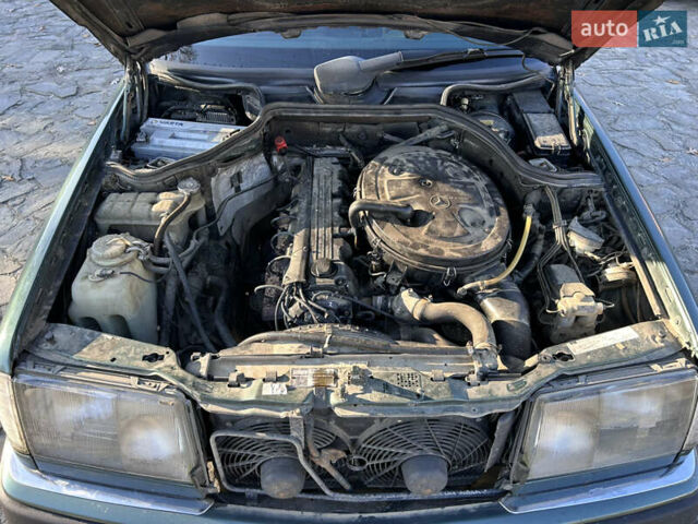 Зеленый Мерседес Е-Класс, объемом двигателя 2.6 л и пробегом 350 тыс. км за 2349 $, фото 9 на Automoto.ua